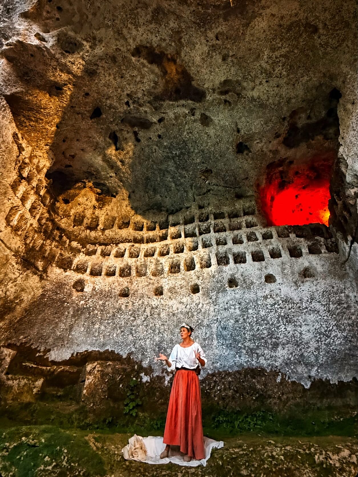 Aurélie contant au pied de la falaise troglodytique du Conquil, à Saint-Léon-sur-Vézère