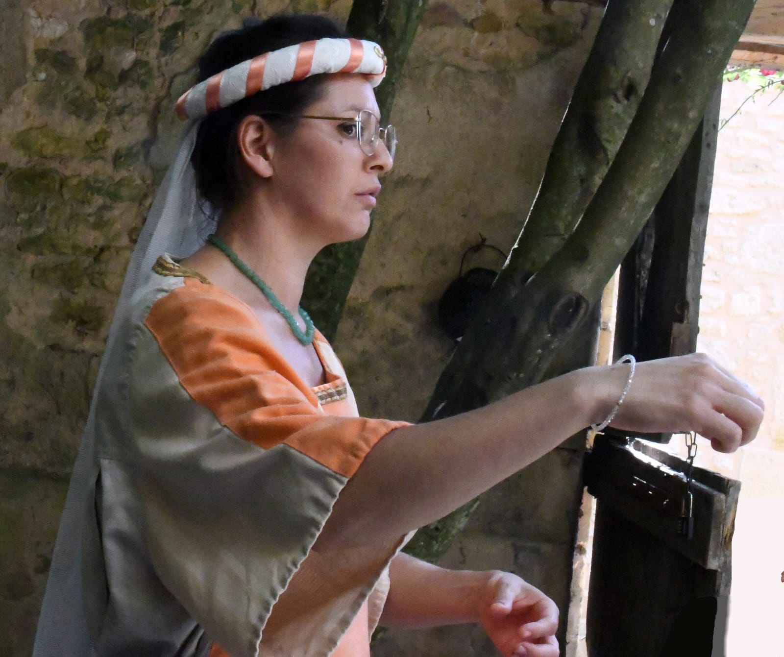 Aurélie en costume, contant dans un lieu historique en pierre